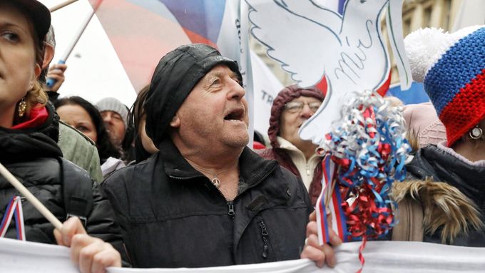 Protivládní demonstranti míří 17. listopadu před budovu České televize.