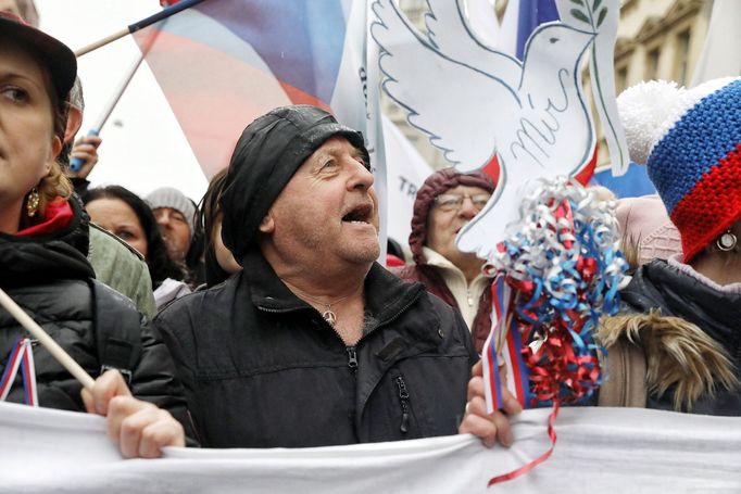 Protivládní demonstranti míří 17. listopadu před budovu České televize.