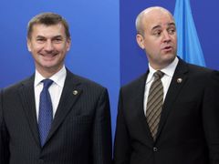 Estonský premiér Andrus Ansip (vlevo) se švédským protějškěm Fredkirem Reinfeldtem na summitu v Bruselu.