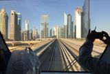 Metro je atrakcí i pro turisty. Jezdí bez řidiče a jsou z něj pěkné výhledy na staveniště a mrakodrapy Dubaje.