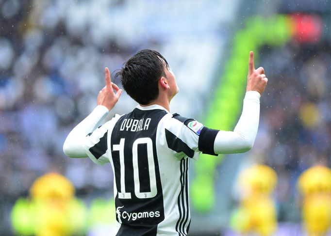 Paulo Dybala z Juventusu slaví gól proti Udiense Calcio.