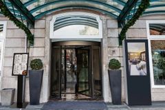 Restaurace podléhají eleganci, zaplavuje je černá