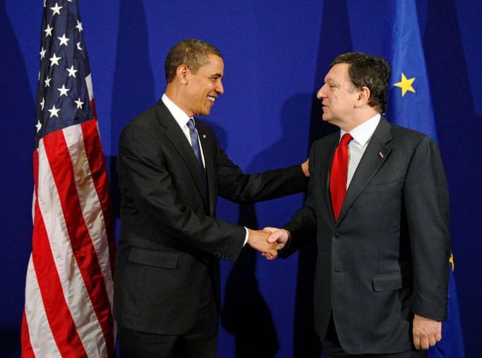 Barack Obama se "seznamuje" s Jose Manuelem Barrosem.