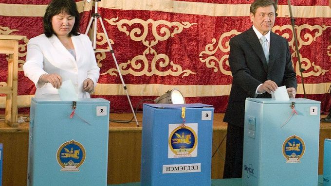 Mongolský prezident Enchbajár s manželkou při nedělním hlasování v parlamentních volbách.