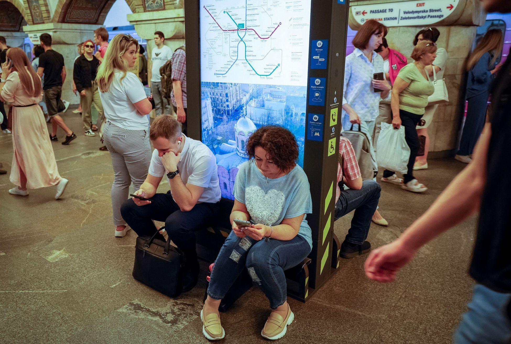 Lidé v Kyjevě se ve čtvrtek během ruského bombardování znovu schovávali v metru.
