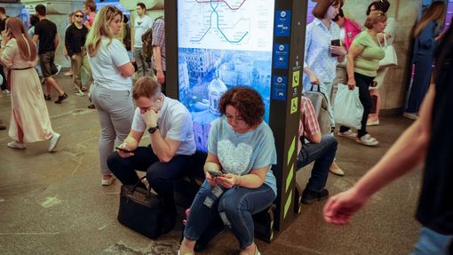 Lidé v Kyjevě se ve čtvrtek během ruského bombardování znovu schovávali v metru.