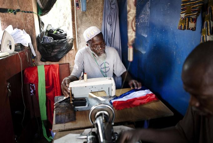 Tailor Abdoulay Cissuma sews a French flag at the central market in Bamako January 24, 2013. A split emerged on Thursday in the alliance of Islamist militant groups occupying northern Mali as French and African troops prepared a major ground offensive aimed at driving al Qaeda and its allies from their safe haven in the Sahara. REUTERS/Malin Palm (MALI - Tags: POLITICS CIVIL UNREST CONFLICT SOCIETY) Published: Led. 24, 2013, 6:54 odp.