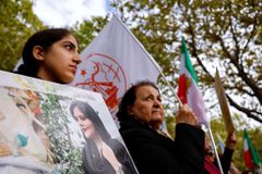 "Ženy. Život. Svoboda." V Íránu bouří už i školy, režim si kromě zatýkání neví rady