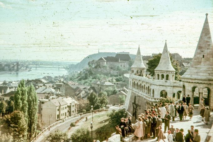 Rudá hvězda na zdi Rybářské bašty (neorománská stavba v Budapešti) v roce 1955.