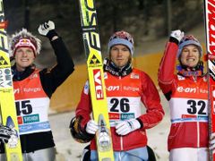 Elita skákala v Kuusamu až o pětadvacet metrů dál než Češi (zleva vítězný Rakušan Thomas Morgenstern, druhý Nor Bjoern Einar Romoeren a třetí Nor Tom Hilde).