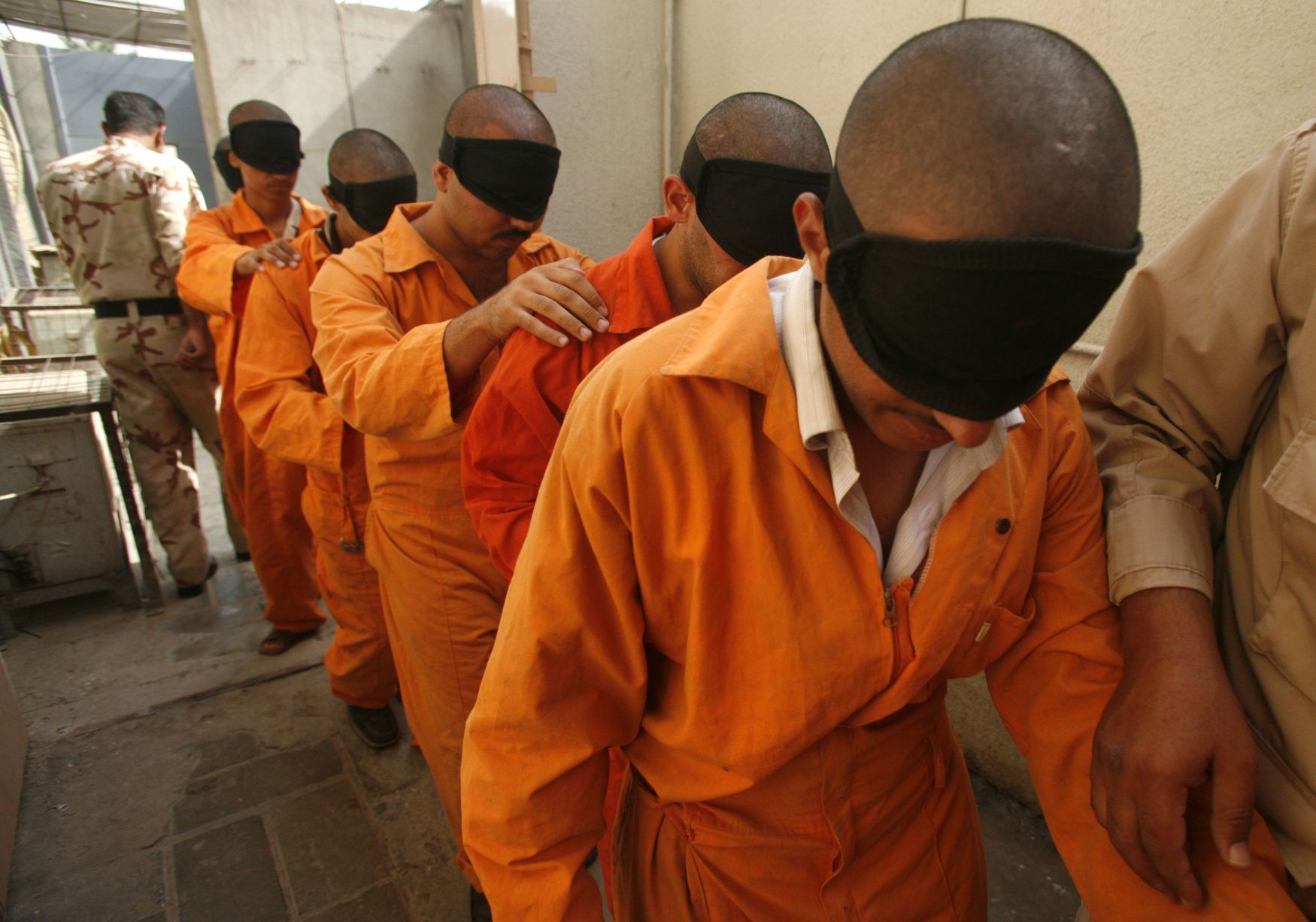 Iráčtí vězni na severu Bagdádu.