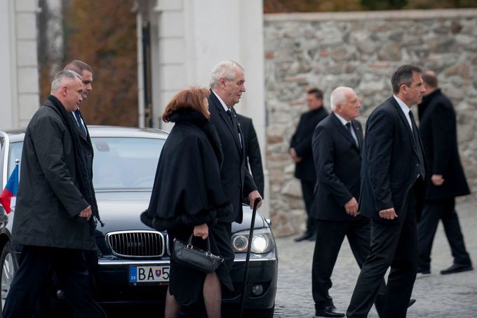 Pietním ceremoniálem na Bratislavském hradě se Slovensko 13. října loučilo s prvním prezidentem po vzniku samostatného státu v roce 1993 Michalem Kováčem. Na snímku český