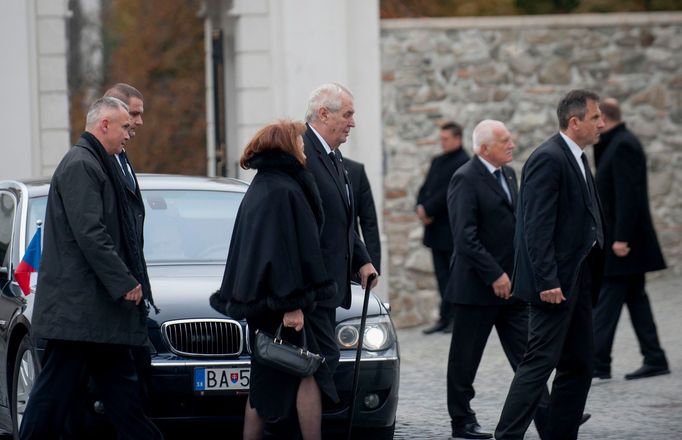 Pietním ceremoniálem na Bratislavském hradě se Slovensko 13. října loučilo s prvním prezidentem po vzniku samostatného státu v roce 1993 Michalem Kováčem. Na snímku český