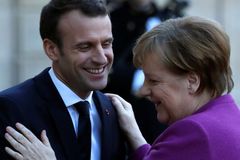 Merkelová a Macron chtějí do června stvořit plán reformy eurozóny, zavázali se k tomu v Paříži