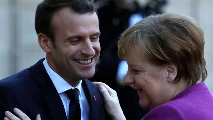 Francouzský prezident Emmanuel Macron vítá německou kancléřku Angelu Merkelovou v Elysejském paláci.