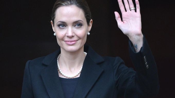 U.S. actress and humanitarian campaigner Angelina Jolie leaves a G8 Foreign Ministers Meeting in London in this April 11, 2013 file photo. Oscar-winning actress Jolie said on May 14, 2013 that she had undergone a preventive double mastectomy after finding out she had a gene mutation that leads to a sharply higher risk of both breast and ovarian cancer. Jolie, writing in the New York Times, said her mother's death from cancer at 56 and the discovery that she carried the BRCA1 gene mutation led to her decision out of fears she might not be around for her six children. REUTERS/Toby Melville/Files (BRITAIN - Tags: POLITICS ENTERTAINMENT HEALTH) Published: Kvě. 14, 2013, 7:52 dop.