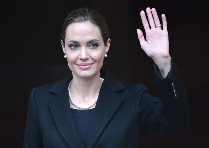 U.S. actress and humanitarian campaigner Angelina Jolie leaves a G8 Foreign Ministers Meeting in London in this April 11, 2013 file photo. Oscar-winning actress Jolie said on May 14, 2013 that she had undergone a preventive double mastectomy after finding out she had a gene mutation that leads to a sharply higher risk of both breast and ovarian cancer. Jolie, writing in the New York Times, said her mother's death from cancer at 56 and the discovery that she carried the BRCA1 gene mutation led to her decision out of fears she might not be around for her six children. REUTERS/Toby Melville/Files (BRITAIN - Tags: POLITICS ENTERTAINMENT HEALTH) Published: Kvě. 14, 2013, 7:52 dop.