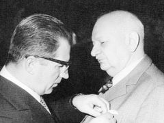Vilém Nový (vpravo) přijímá od Lubomíra Štrougala komunistické vyznamenání během normalizace.