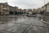 První hodiny války: snímek pochází z vylidněného centra Kyjeva z 24. února. Z města směřovaly na západ a jih dlouhé kolony automobilů, zatímco centrum bylo pusté. Po vyhlášení výjimečného stavu byly zavřené restaurace i obchody.
