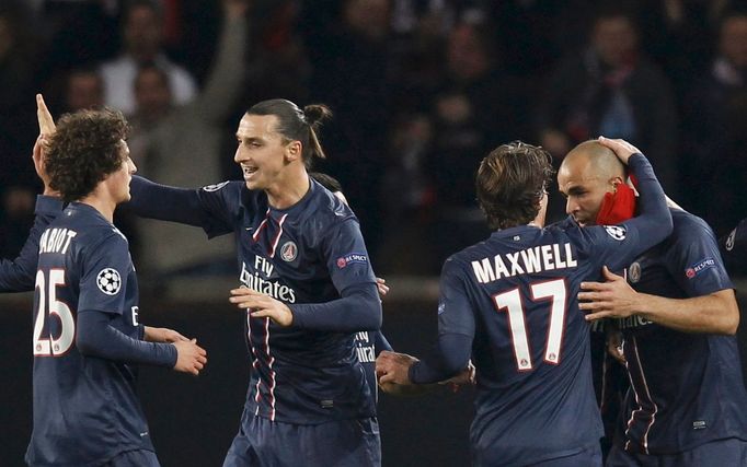 Fotbalisté Paris St. Germain slaví gól Alexe (vpravo) v utkání proti Dinamu Záhřeb během Ligy mistrů 2012/13.