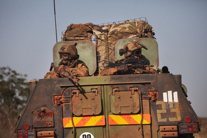 French military pass the the town of Konobougou on their way to Segou, Mali January 17 2013. European Union states will send more than 200 military personnel to train Mali government forces in the fight against Islamist rebels. Western stakes in the crisis were underlined when Islamist gunmen took dozens of foreign and local workers hostage at an Algerian desert gas facility on Wednesday, demanding that France pull its troops out of Mali. REUTERS/Joe Penney (MALI - Tags: CIVIL UNREST POLITICS MILITARY CONFLICT) Published: Led. 17, 2013, 5:39 odp.