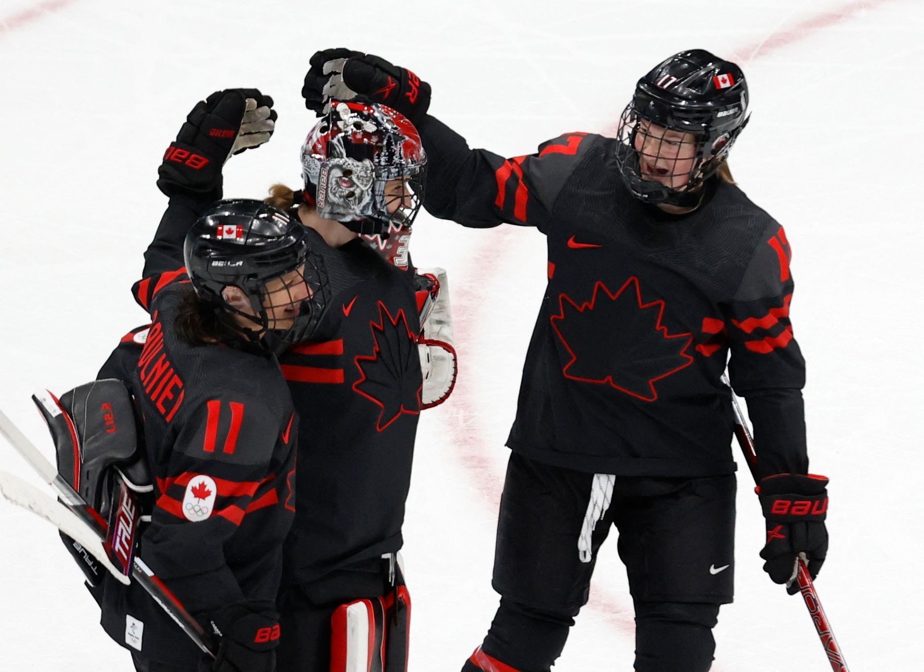 Kanadské hokejistky se radují z výhry nad Švýcarkami