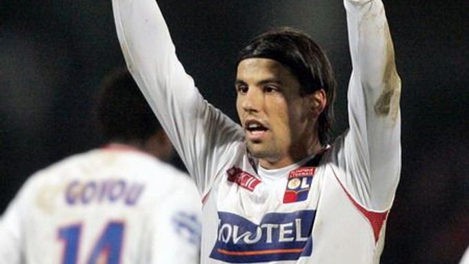 Milan Baroš se raduje z prvního gólu v dresu Lyonu, který si připsal proti Nice.
