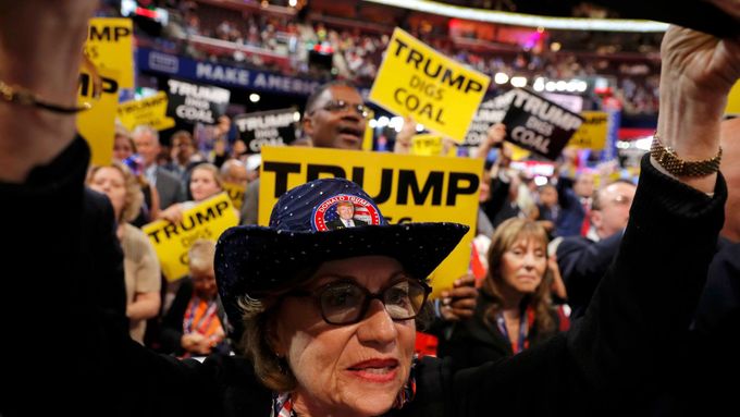 Stoupenci Donalda Trumpa slaví jeho zvolení republikánským prezidentským kandidátem na nominačním sjezdu strany