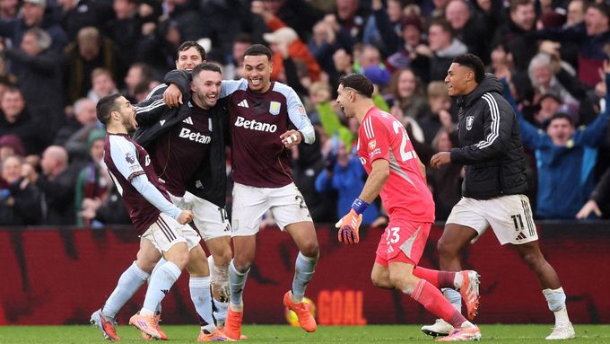 Fotbalisté Aston Villy slaví gól, kterým v poslední vteřině duelu rozhodli o vítězství nad Arsenalem