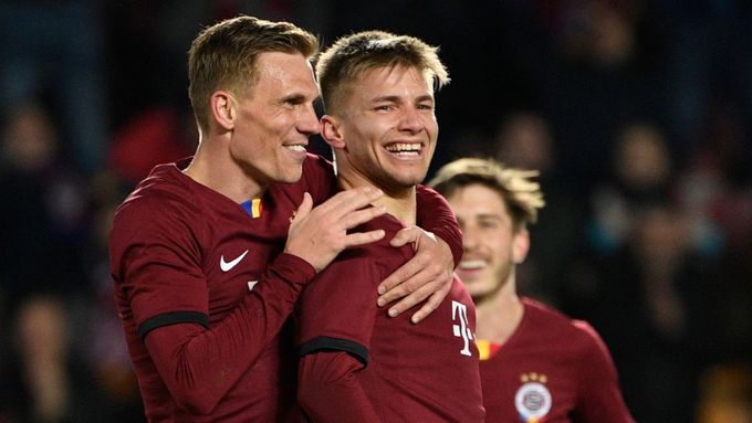 Bořek Dočkal a Martin Frýdek se radují z branky ve čtvrtfinále MOL Cupu 2020