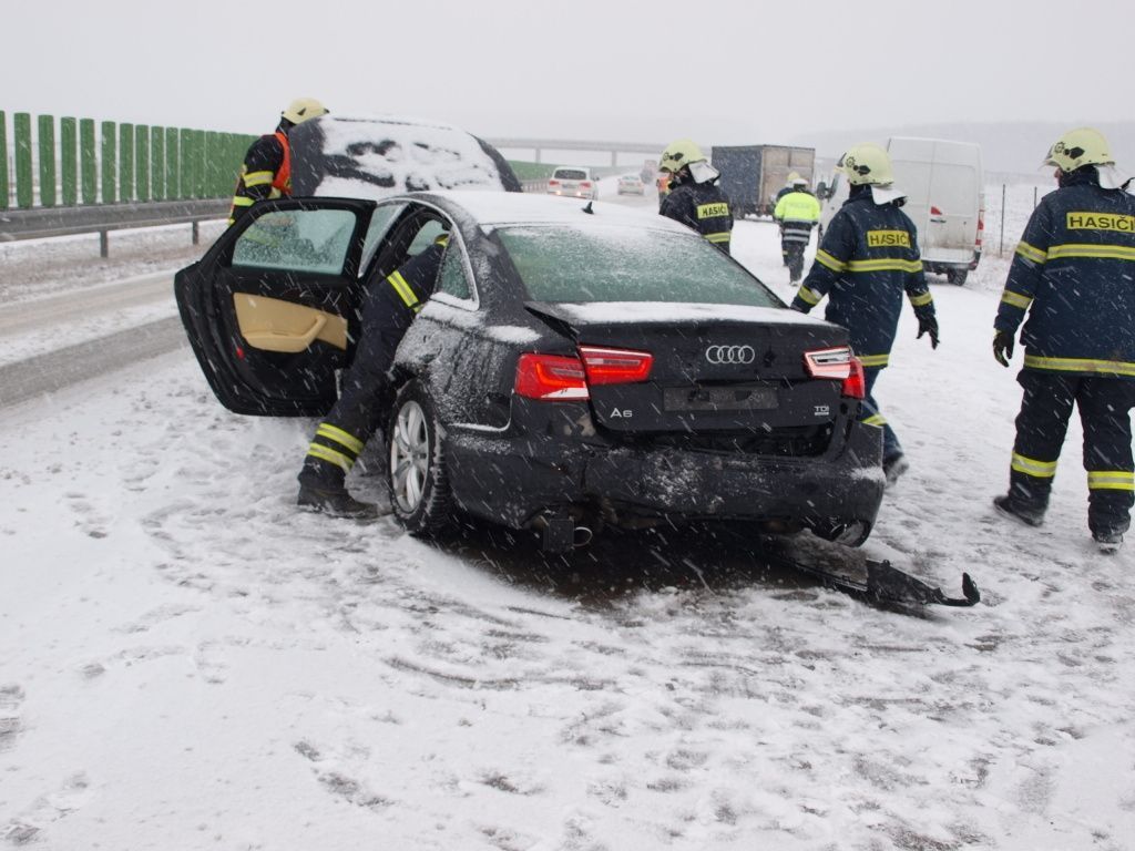 Nehoda - D11 - auto - hasiči - sníh