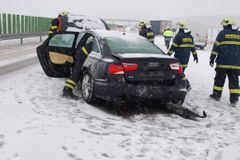 Nový sníh: Nehod přibývá, silničáři vedou nerovný boj
