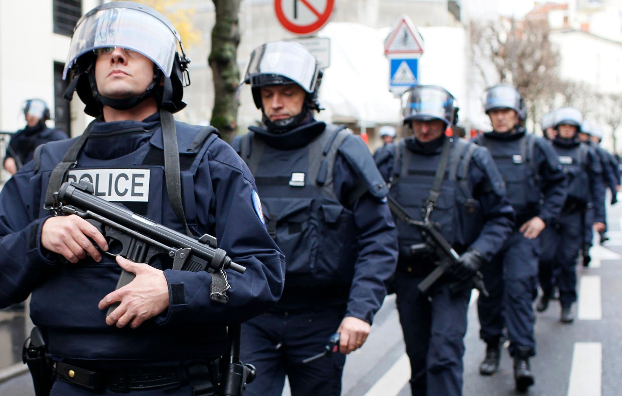 Francouzští policisté nedaleko přepadeného obchodu s potravinami v Paříži.