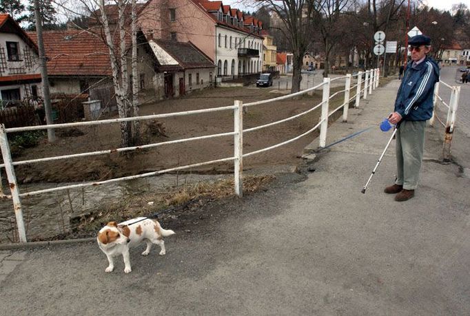 Po okraji náměstí ve Zruči protéká Hodkovský potok. Při kulminaci hladiny Sázavy ve čtvrtek a v sobotu zalila náměstí dvakrát voda.