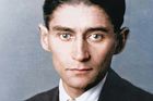 Franz Kafka v roce 1923, zhruba rok před smrtí. Kvůli postupující tuberkulóze část života prožil v lázních a sanatoriích Čechách, na Slovensku, Rakousku, Německu, Itálii a Švýcarsku. Kolorovaný snímek