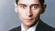 Franz Kafka v roce 1923, zhruba rok před smrtí. Kvůli postupující tuberkulóze část života prožil v lázních a sanatoriích Čechách, na Slovensku, Rakousku, Německu, Itálii a Švýcarsku. Kolorovaný snímek