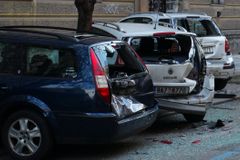 Opilý policista v jeepu naboural 51 aut. Škody už přesáhly dva miliony, svědci mluví o záměru