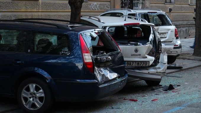 Policista na pražských Vinohradech naboural přes padesát zaparkovaných aut