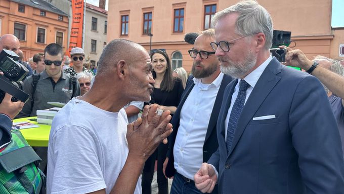 Aktuálně.cz zachytilo debatu Petra Fialy s řadou lidí, mezi kterými byli také jeho oponenti. Stěžovali si na nízké důchody i politiku k Izraeli.