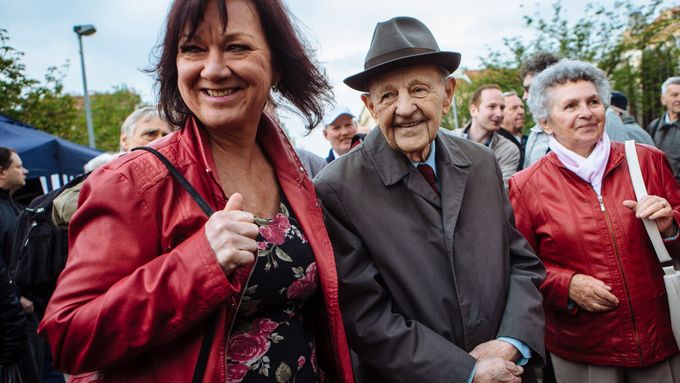 Bývalá poslankyně KSČM Marta Semelová a bývalý generální tajemník ÚV KSČ Miloš Jakeš na letošním prvomájovém shromáždění komunistů v Praze.