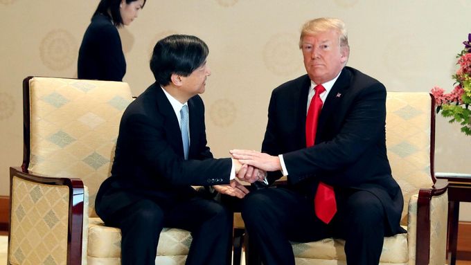 Nový japonský císař přijímá Donalda Trumpa s chotí