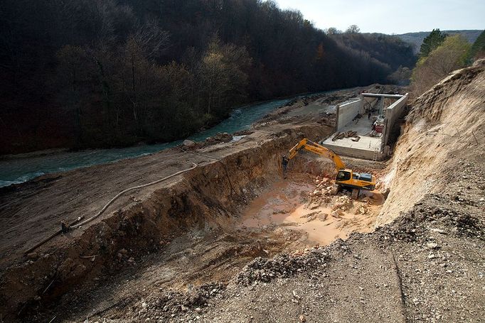 Nedotčenou přírodu už několik let narušuje nekontrolovatelný boom vodních elektráren. Vyhání zvířata i lidi.