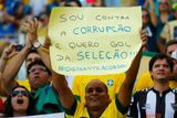 Dokazuje to i tento transparent z dnešního duelu. "Jsem proti korupci, ale chci, aby Brazílie dala gól," píše se na něm.