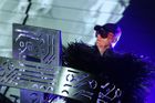 Hitparádu vede Nohavica, stoupají Pet Shop Boys