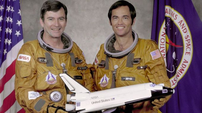 Snímek z května 1979. Posádka STS-1, velitel John Young (vlevo) a pilot Robert Crippen.