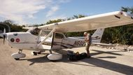 Pronajatá expediční Cessna na letišti Stella Maris, Bahamské ostrovy