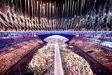 Stadion v Maracaná se při slavnostním zahájení proměnil díky velkolepému ohňostroji ve velký světelný kotel.