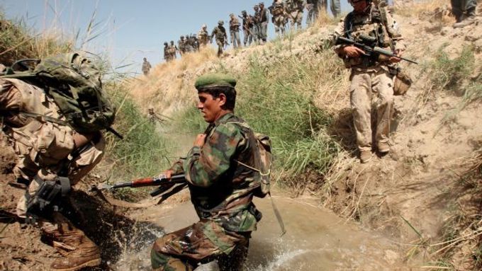 Kanadští a afghánší vojáci v akci na jihu země.