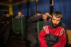 Členové ukrajinských vládních sil čekají v autobusu na výměnu. Výměna zajatců proběhla v noci ze čtvrtka na pátek severně od Doněcku na východní Ukrajině.