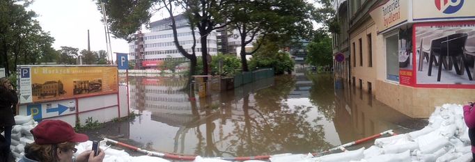 Areál Metrostavu, zadní trakt. Pondělí, 17:41